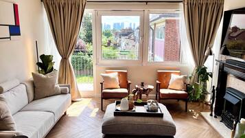 Shared Dormitory, 1 Bedroom, Balcony | Living room | Books