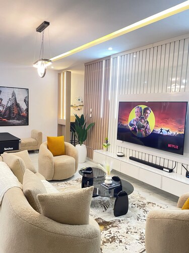 BrainStone Apartment, Stylish 2-Bedroom Shortlet with Pool & Gym in Lekki Ajah