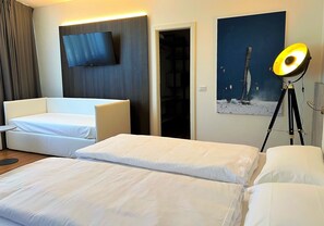 Quadruple Room, Partial Lake View | In-room safe, blackout drapes, free WiFi, wheelchair access - WIND HOTEL (Malcesine)