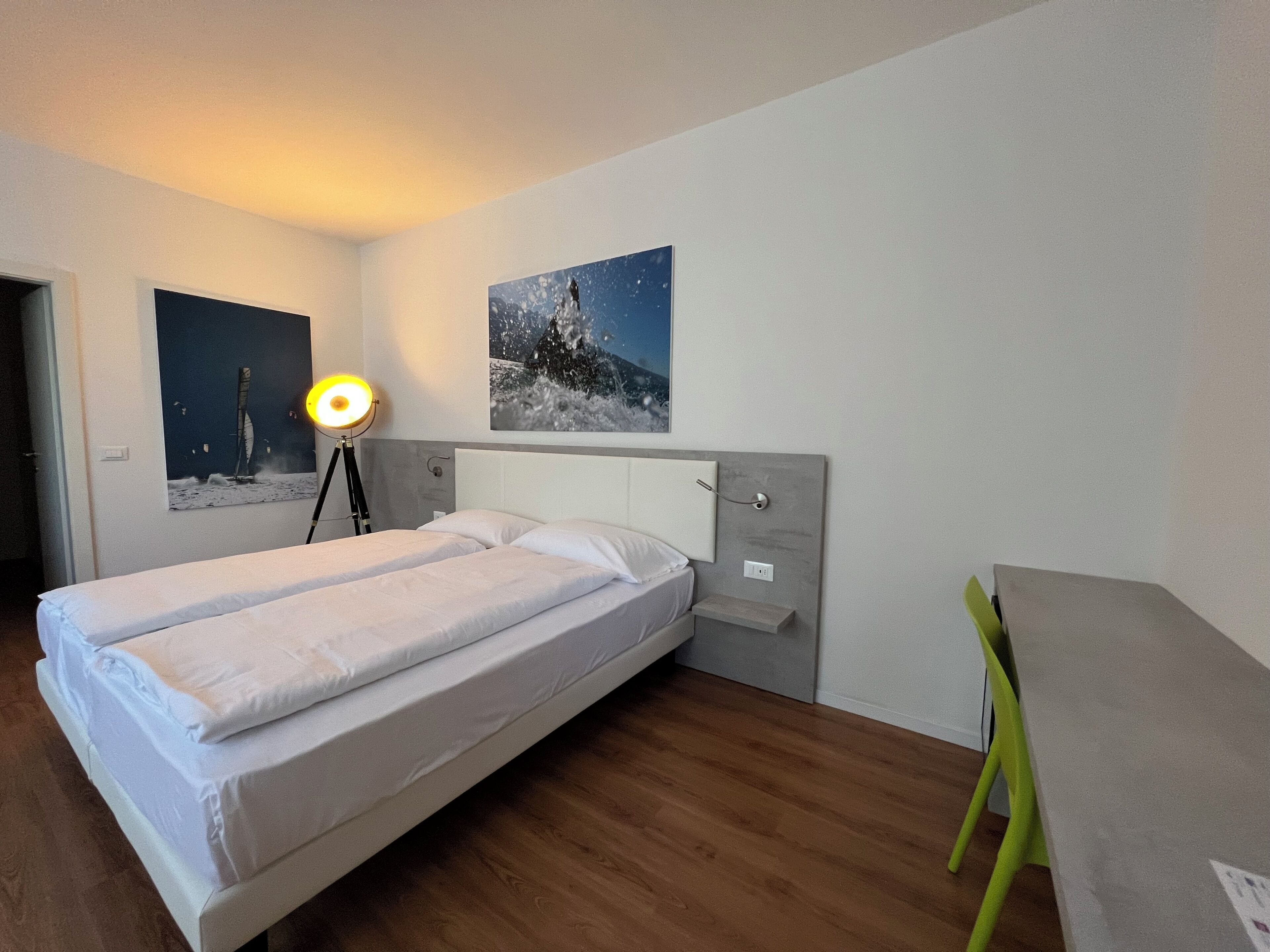 Habitación cuádruple, vista parcial al lago | Caja de seguridad en la habitación, cortinas blackout y wifi gratis 