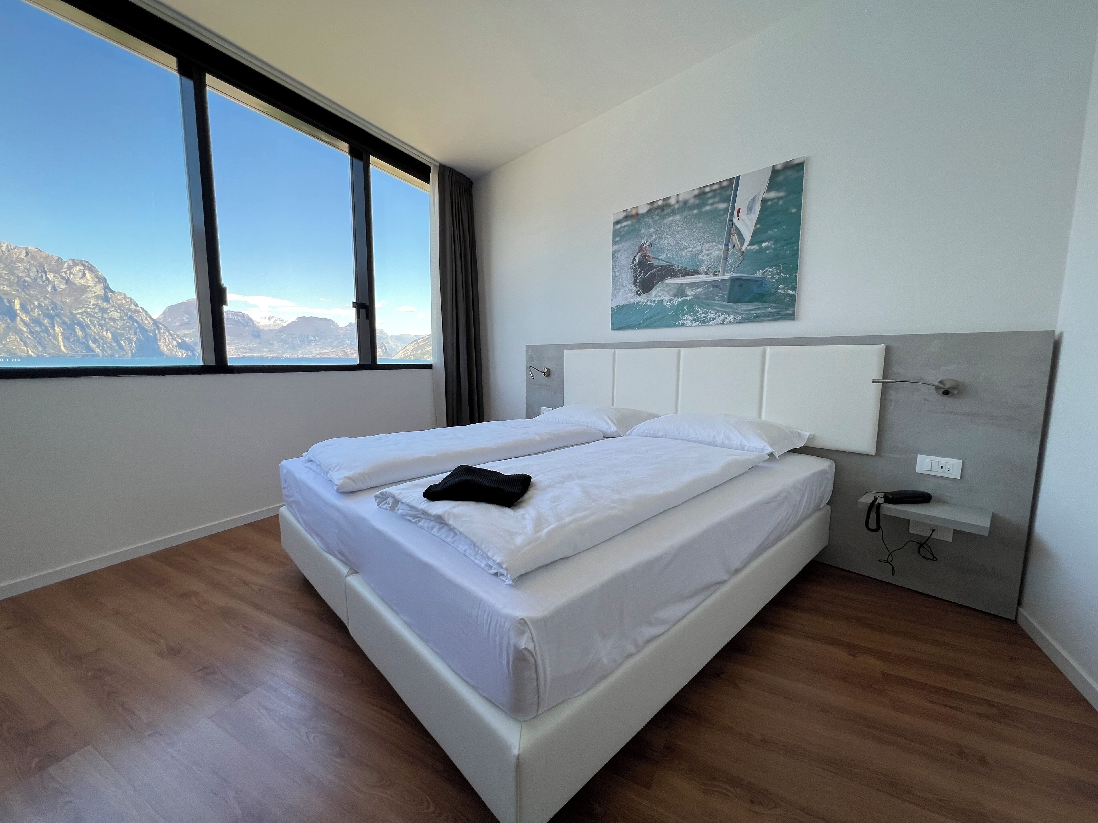 Habitación estándar con 1 cama matrimonial o 2 individuales, vista al lago | Caja de seguridad en la habitación, cortinas blackout y wifi gratis 