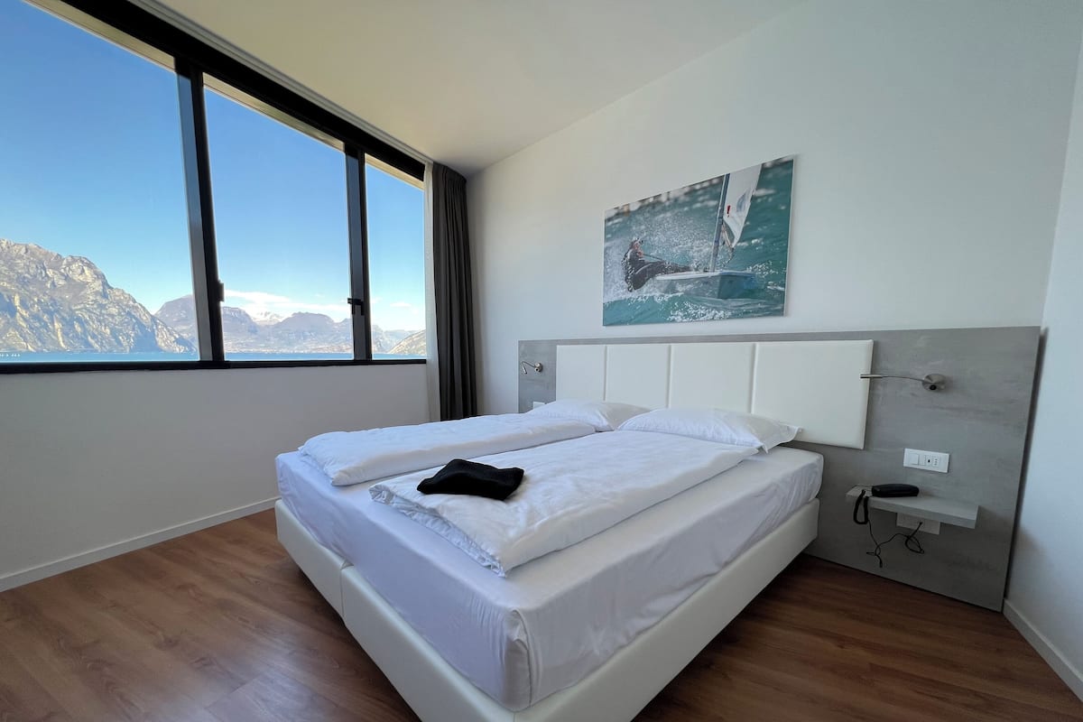 Habitación estándar con 1 cama matrimonial o 2 individuales, vista al lago | Caja de seguridad en la habitación, cortinas blackout y wifi gratis