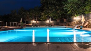 Alberca al aire libre por temporada y sombrillas en la alberca 