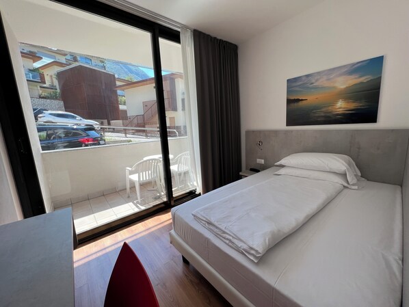 Habitación individual estándar, balcón, vista a la montaña | Caja de seguridad en la habitación, cortinas blackout y wifi gratis 