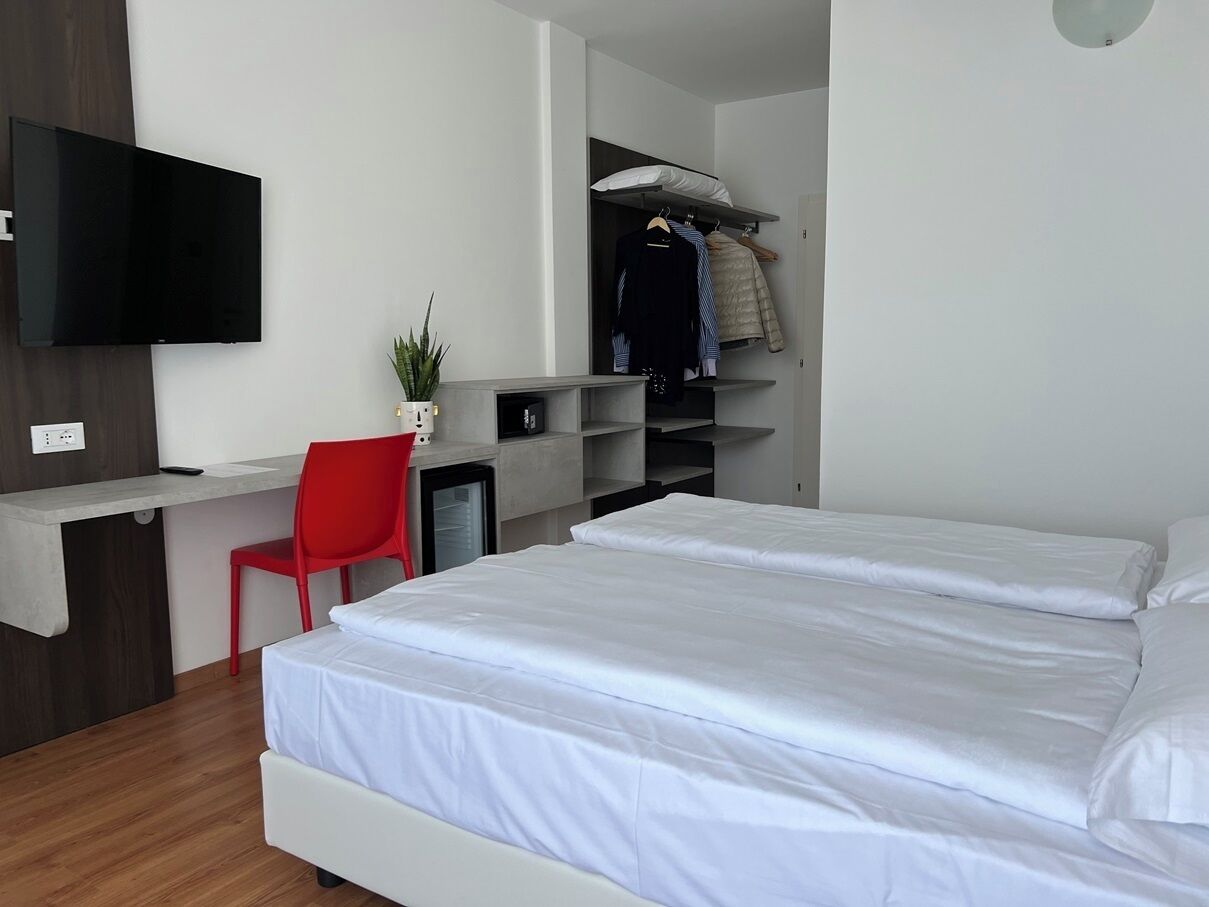 Habitación estándar con 2 camas individuales, balcón, vista a la montaña | Caja de seguridad en la habitación, cortinas blackout y wifi gratis 