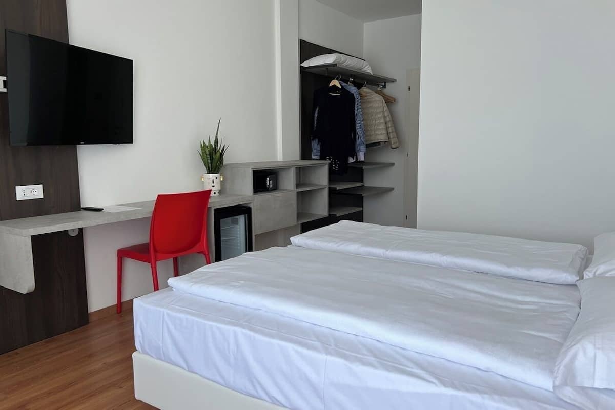 Habitación estándar con 2 camas individuales, balcón, vista a la montaña | Caja de seguridad en la habitación, cortinas blackout y wifi gratis