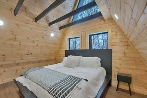 7 bedrooms, WiFi - Iconic A-Frame | Hot Tub | Fire Pit | Walk to Lake | Near Ski Resorts (Blakeslee)