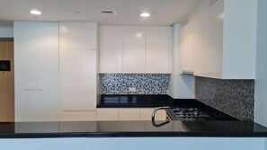 Fridge, microwave, oven, stovetop - 2-Bed Luxury Apartment in Paramount Midtown (Dubai)
