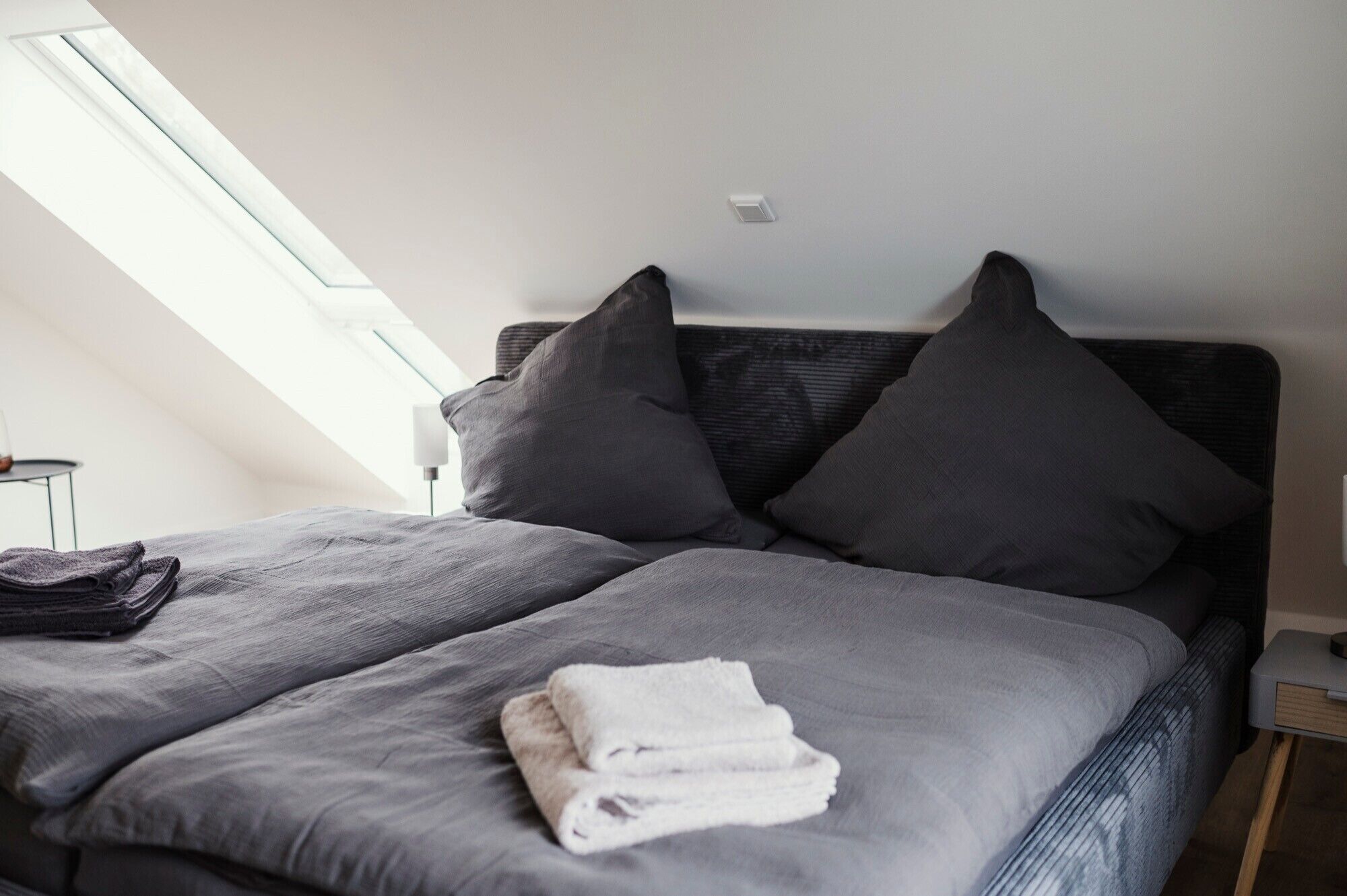 Iron/ironing board, bed sheets