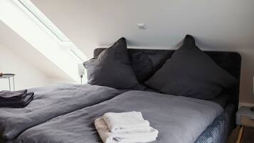 Iron/ironing board, bed sheets