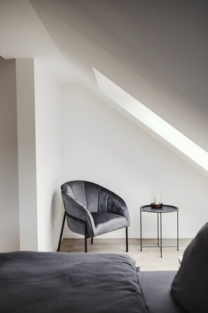 1 habitación, tabla de planchar con plancha y ropa de cama 