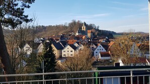 Une ville à l’architecture traditionnelle, avec notamment une église imposante dotée d’un clocher, entourée d’immeubles d’habitation.