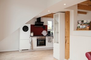 Fridge, oven, stovetop, dishwasher - Holiday Apartment 'Habichthorst' with Spacious Loggia, Shared Garden, and Stunning Views (Naumburg)