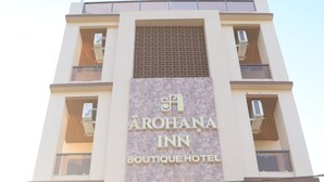 Un immeuble à plusieurs étages sur lequel on peut lire l’inscription : « Arohana Inn, hôtel-boutique ».