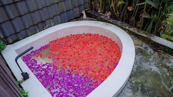 Superior Room | Bathroom | Towels, soap, shampoo, toilet paper