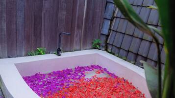 Superior Room | Bilik Mandi | Tuala disediakan, sabun, syampu, tisu tandas