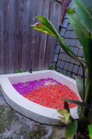 Superior Room | Bathroom | Towels, soap, shampoo, toilet paper - The Caldera Villas Kintamani (Kintamani)