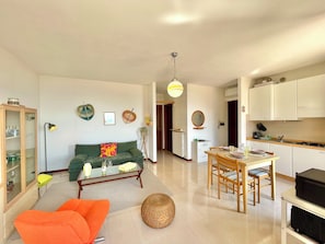TV - D1MORA Oleandro apartment with terrace LAKE VIEW in central area in Tignale (Gardola)