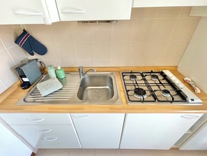 Mikroaaltouuni, uuni, liesi, vedenkeitin