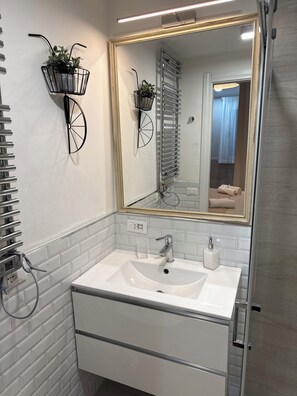 تجهيزات دش، مجففات شعر، مراحيض شطف، مناشف