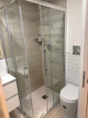 تجهيزات دش، مجففات شعر، مراحيض شطف، مناشف