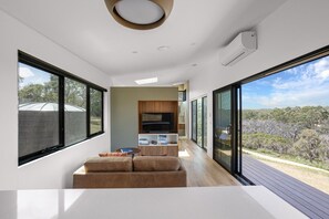 Una televisión, libros