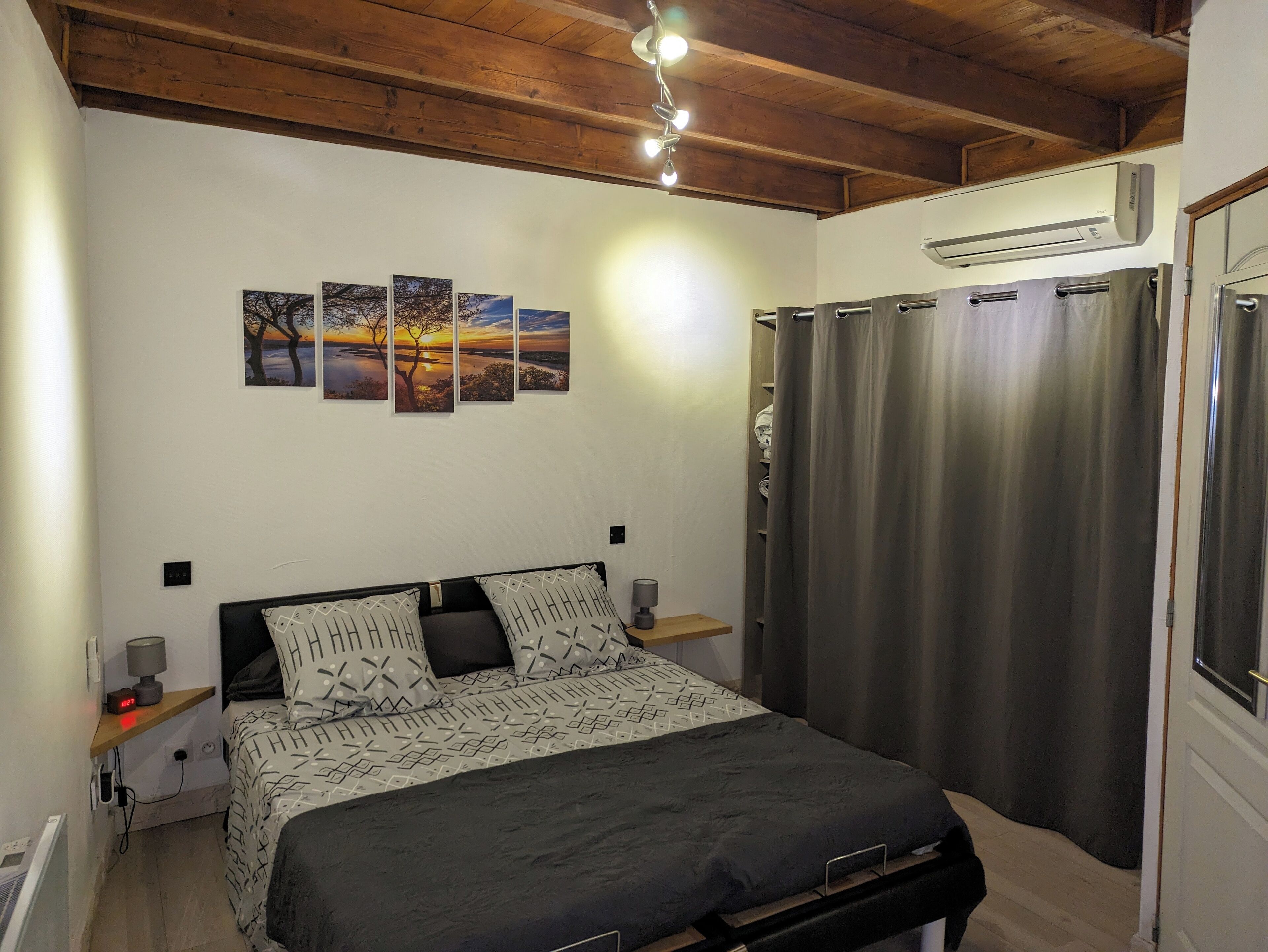 Iron/ironing board, WiFi, bed sheets