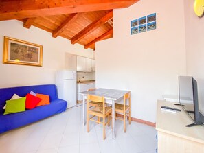 Classic Apartment | Living area | 24-inch flat-screen TV with cable channels - Residence in San Teodoro just 850 mt from the sea (San Teodoro)
