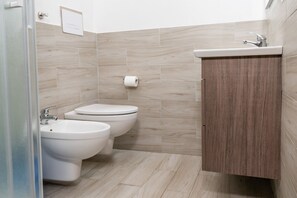 Ducha, cabezal de ducha tipo lluvia, bidet, papel higiénico