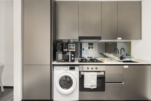 Fridge, microwave, oven, stovetop - Studio Just Minutes’ Drive to Downtown, Close to Zabeel Stadium (Dubai)