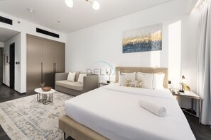 In-room safe, iron/ironing board, free WiFi, bed sheets - Studio Just Minutes’ Drive to Downtown, Close to Zabeel Stadium (Dubai)