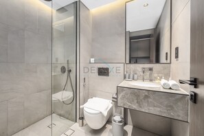 Shower, hair dryer, bidet, towels - Studio Just Minutes’ Drive to Downtown, Close to Zabeel Stadium (Dubai)
