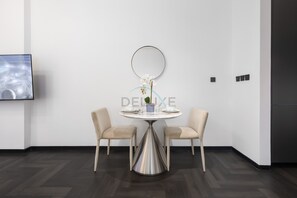 Dining - Studio Just Minutes’ Drive to Downtown, Close to Zabeel Stadium (Dubai)