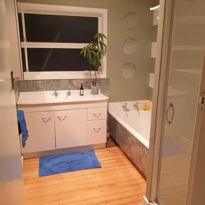 Room-double Bedroom With Queen Size bed