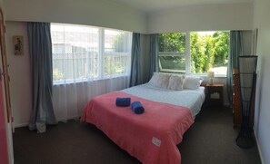 Shared Dormitory, 1 Bedroom, Terrace, Garden View - Room-double Bedroom With Queen Size bed (Motueka)