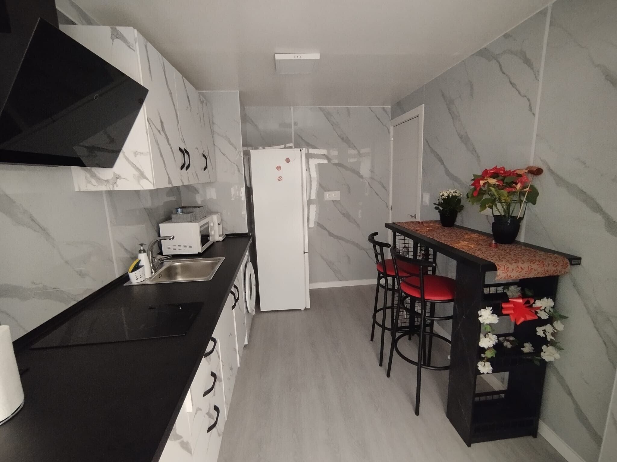 Kühlschrank, Mikrowelle, Herdplatte, Wasserkocher mit Kaffee-/Teezubehör