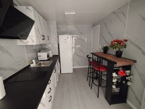 ثلاجة، ميكروويف، موقد طهي مسطح، ماكينة لصنع القهوة/الشاي