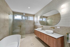 Shower, hair dryer, towels, soap - Magic Beach Robe - Luxury Beachfront Escape (Robe)