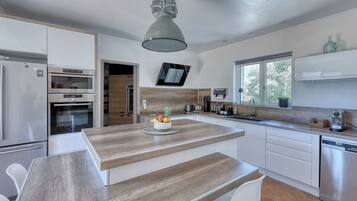 Réfrigérateur, micro-ondes, four, plaque de cuisson