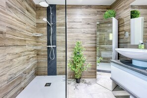 Shower, hair dryer, towels, soap - Provençal villa surrounded by nature | Swimming pool | Air conditioning (Solliès-Toucas)