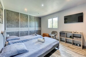 4 bedrooms, in-room safe, desk, iron/ironing board - Provençal villa surrounded by nature | Swimming pool | Air conditioning (Solliès-Toucas)