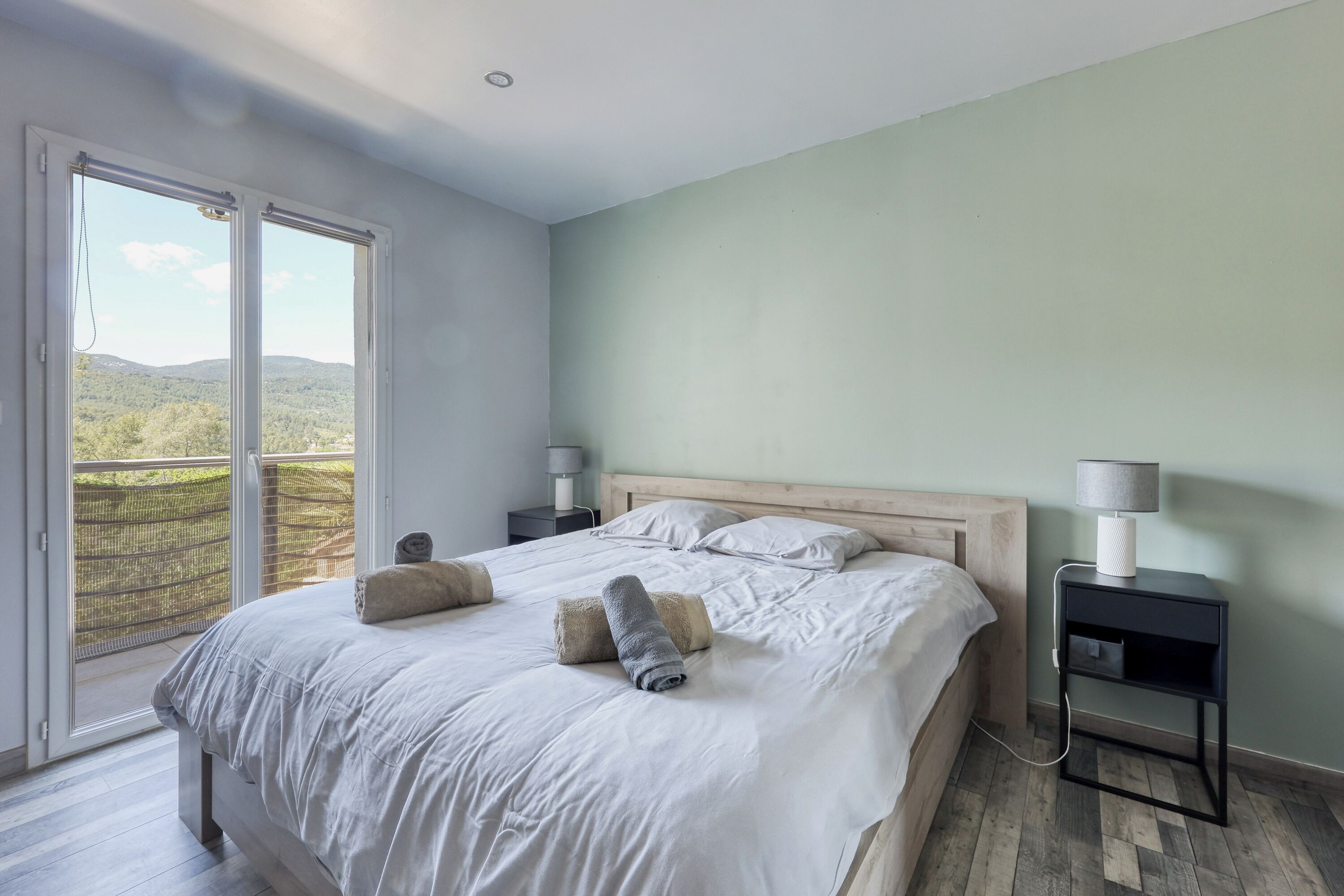 4 chambres, coffres-forts dans les chambres, bureau