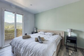 4 chambres, coffres-forts dans les chambres, bureau