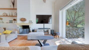 TV connectée, cheminée, baby-foot, livres