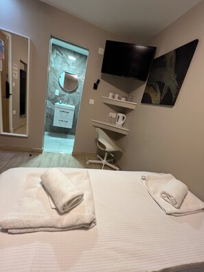 Quarto casal econômico | Banheiro | Chuveiro, produtos de toalete grátis, secador de cabelo 