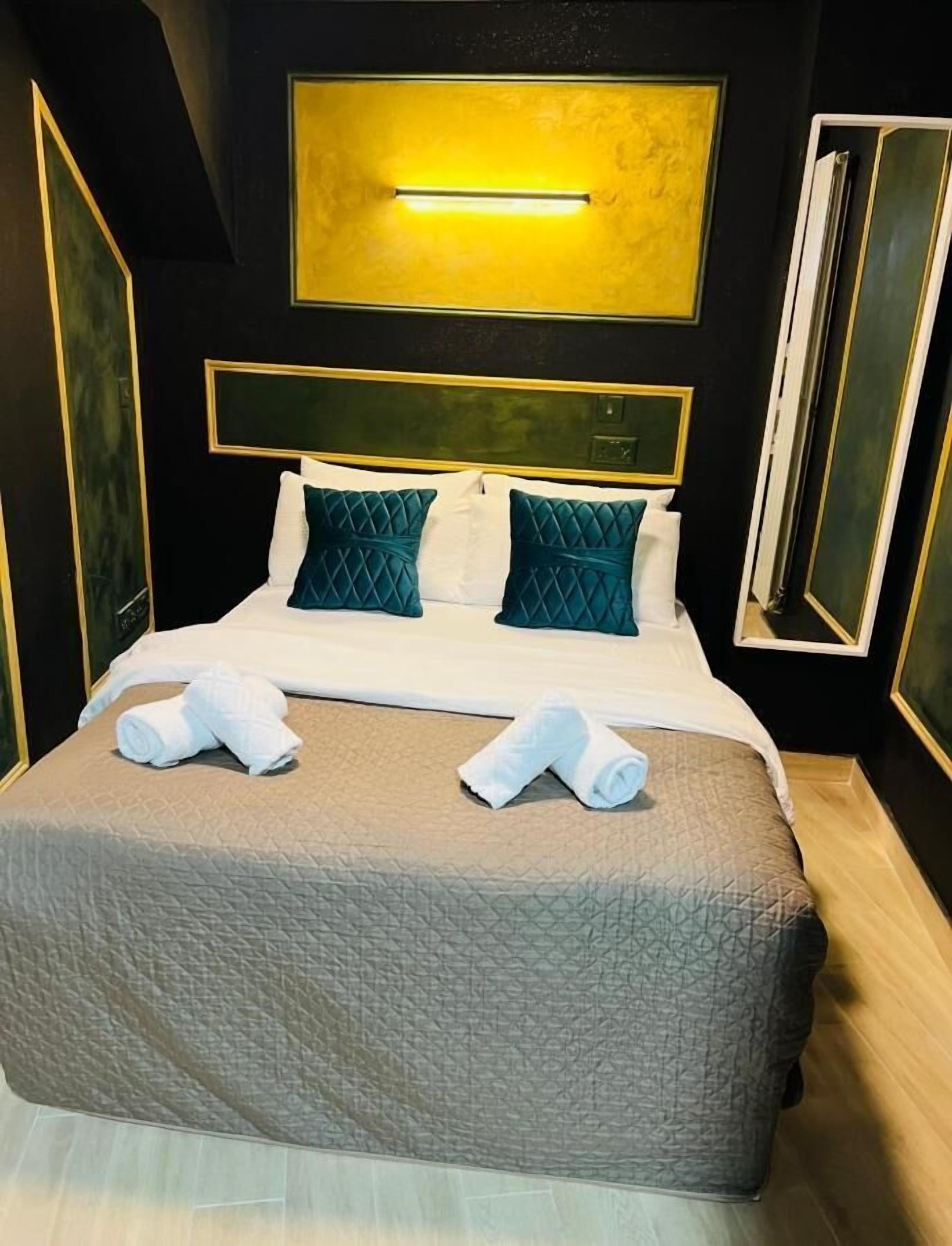 Quarto casal econômico | Cortinas blackout, quartos à prova de som, ferros/tábuas de passar roupa