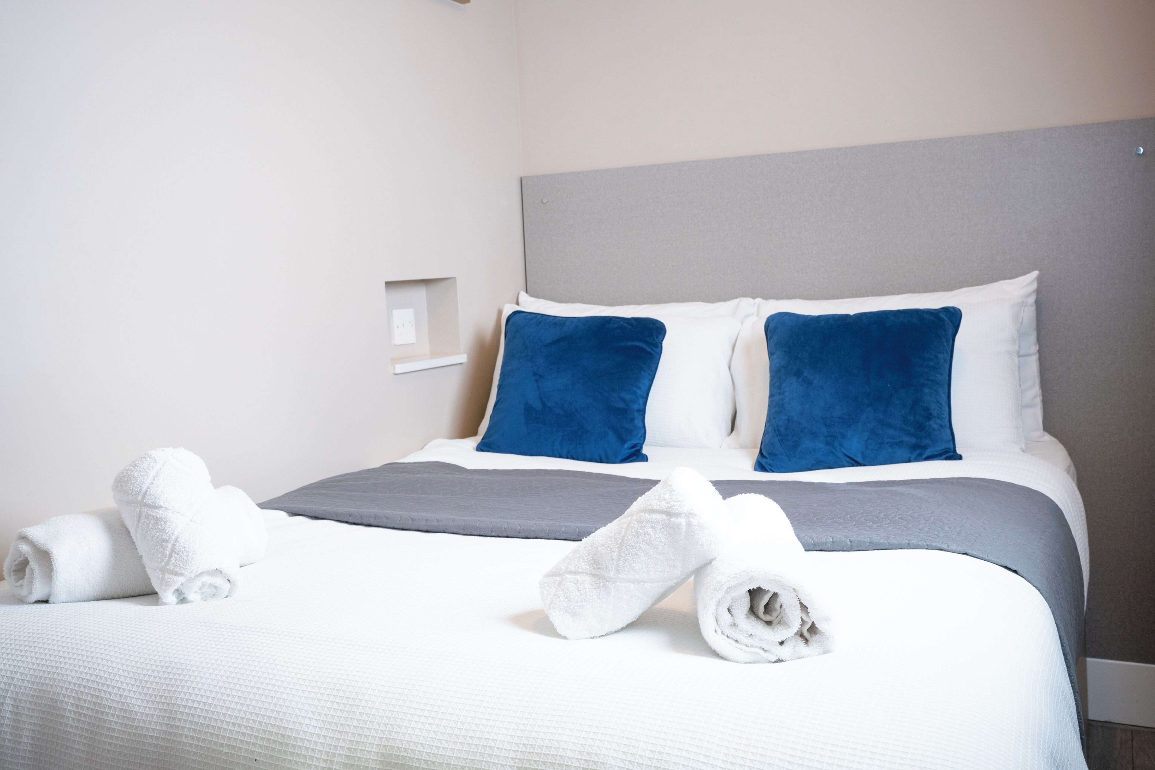 Quarto casal luxo | Cortinas blackout, quartos à prova de som, ferros/tábuas de passar roupa