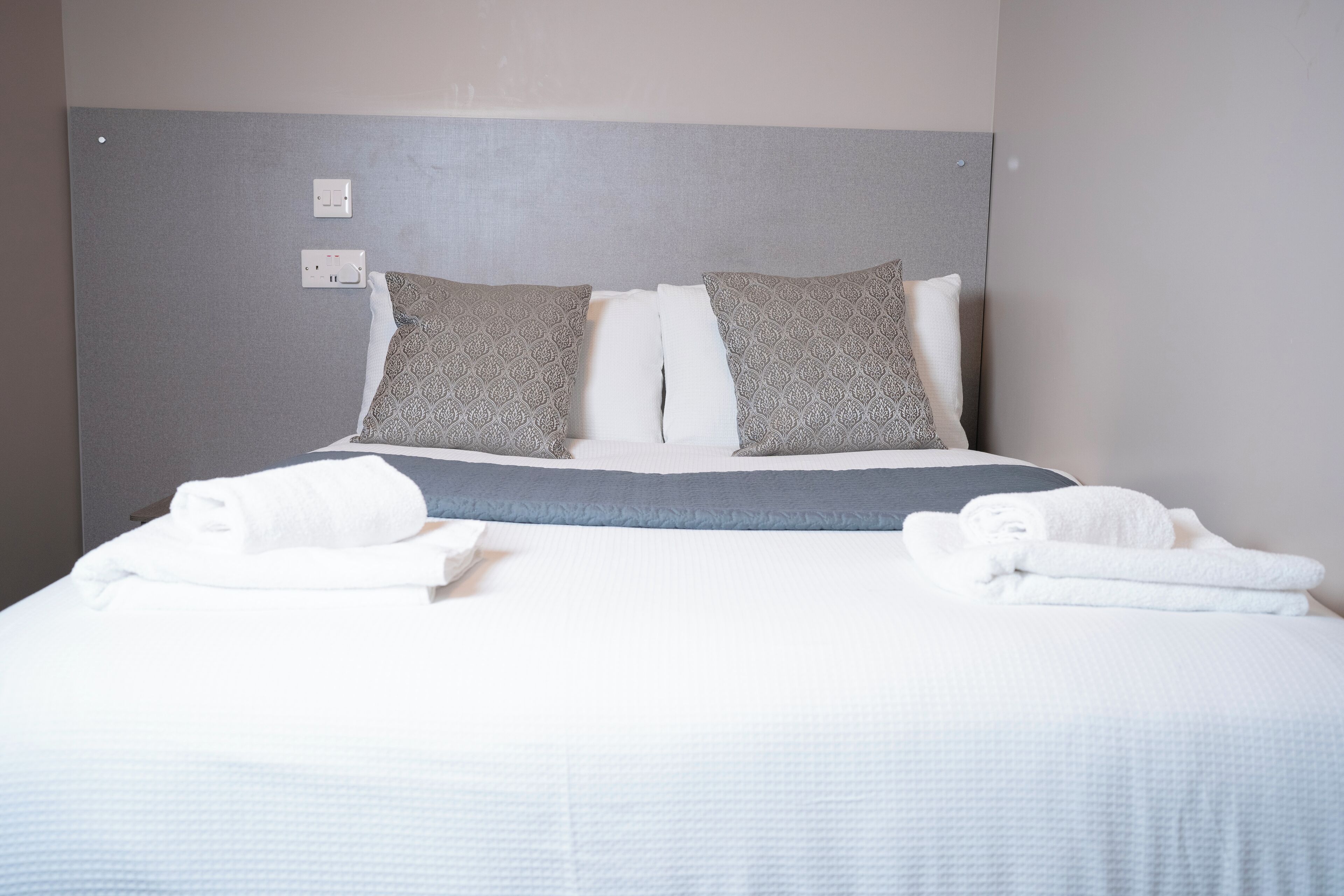 612 | Cortinas blackout, quartos à prova de som, ferros/tábuas de passar roupa