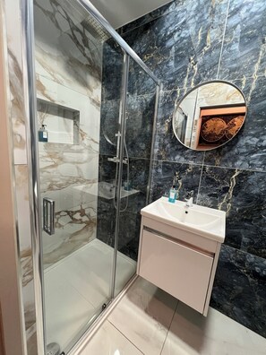 Shower, free toiletries, hair dryer, towels - Paragraph Tottenham (London)