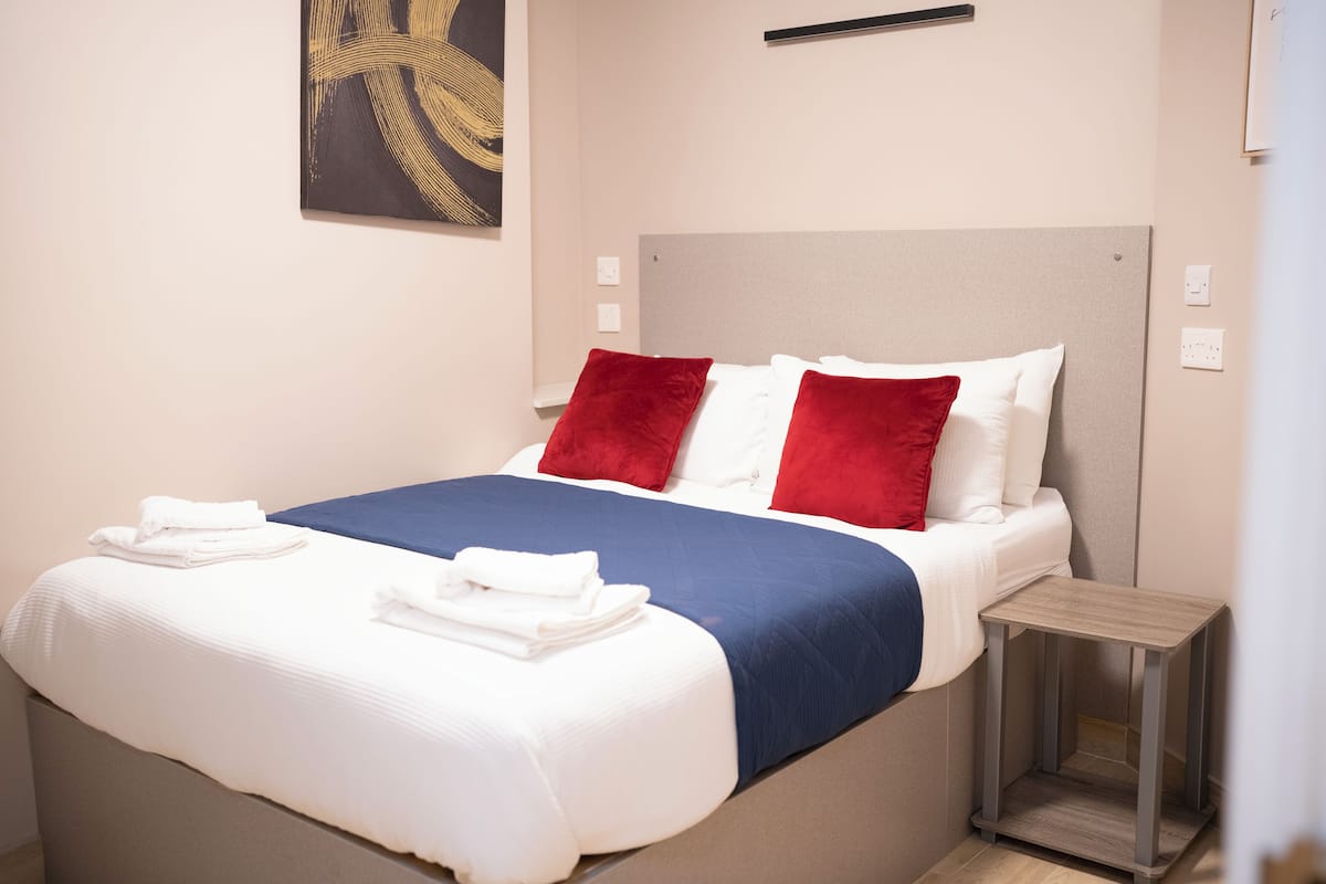 Quarto casal econômico | Cortinas blackout, quartos à prova de som, ferros/tábuas de passar roupa